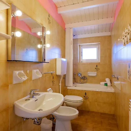 Sole 2 Terrassen Mit Pool Og Appartement Colico